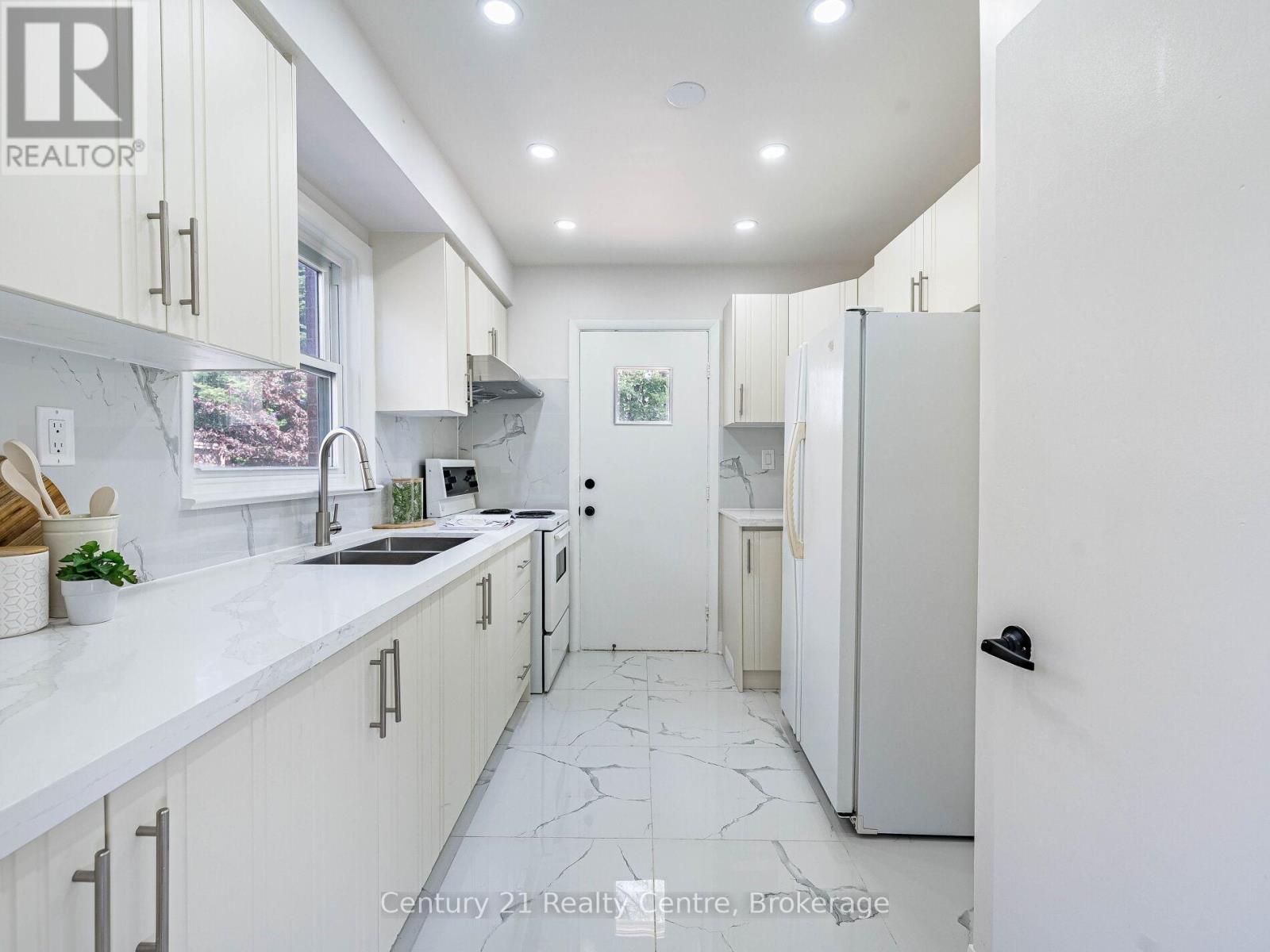 7 Sunray Crescent, Toronto, Ontario  M3M 2C4 - Photo 26 - W12166477