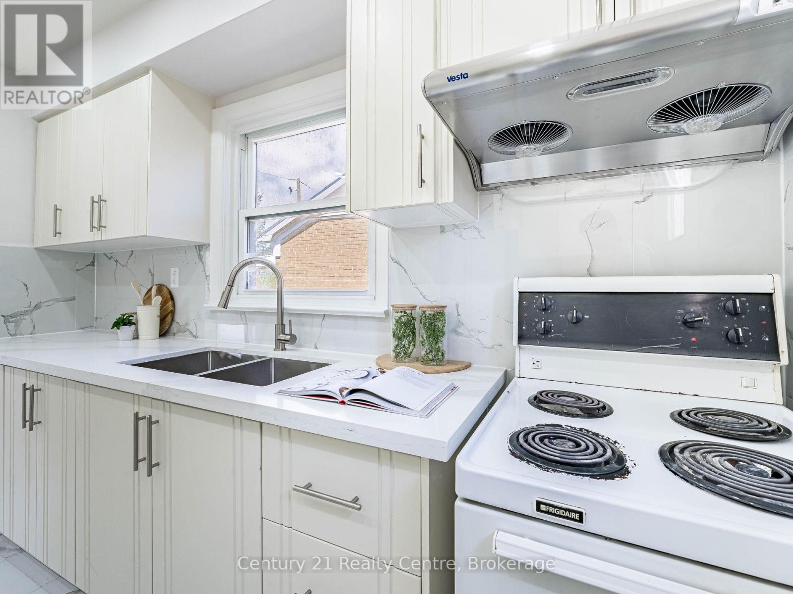 7 Sunray Crescent, Toronto, Ontario  M3M 2C4 - Photo 28 - W12166477