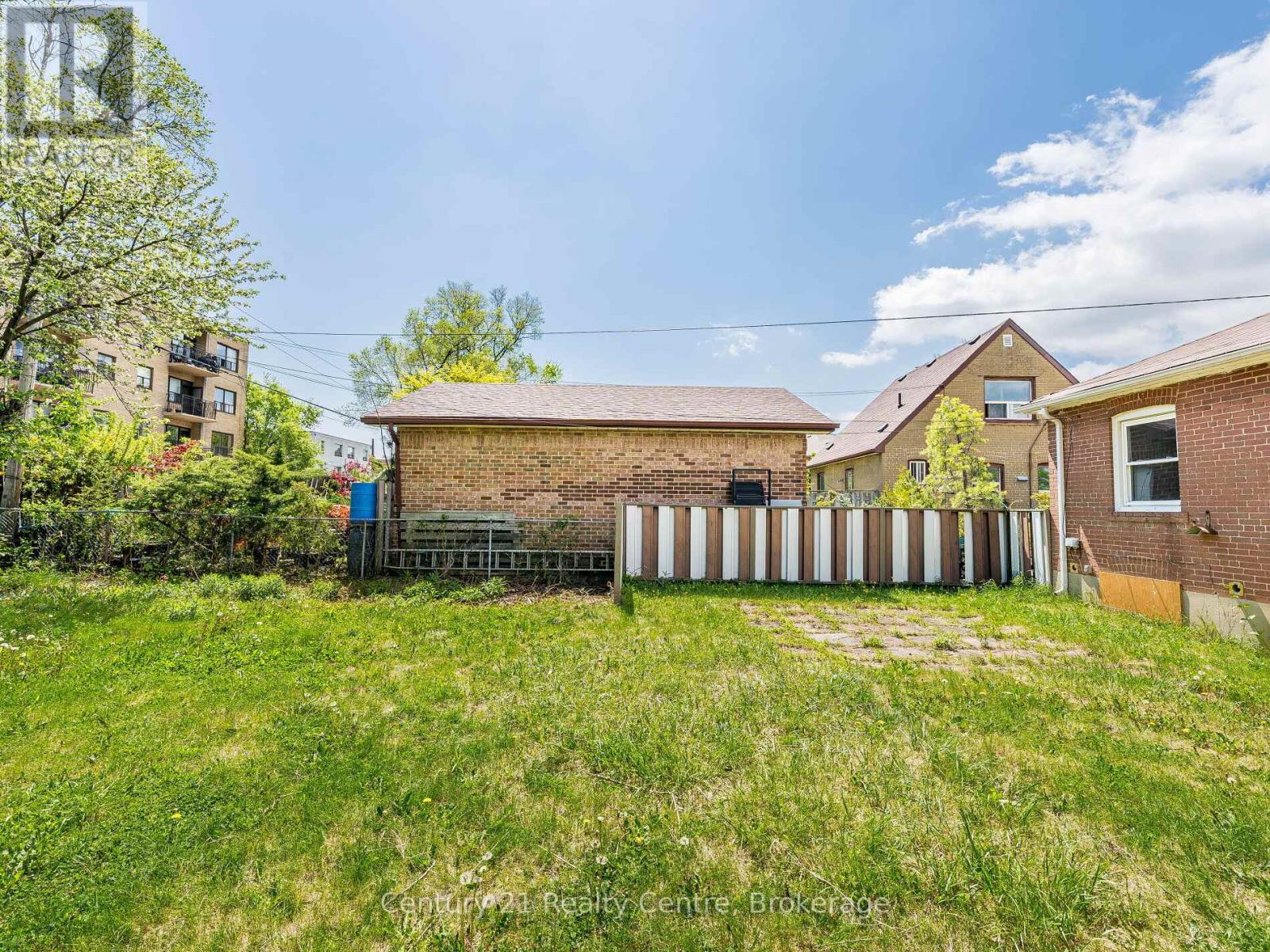 7 Sunray Crescent, Toronto, Ontario  M3M 2C4 - Photo 3 - W12166477