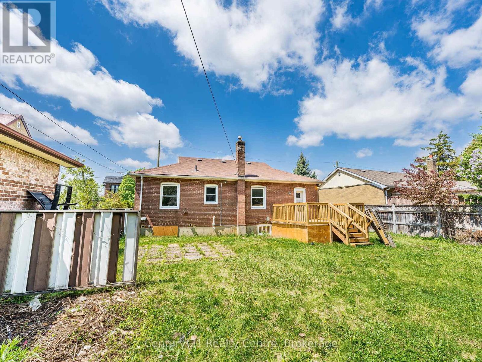 7 Sunray Crescent, Toronto, Ontario  M3M 2C4 - Photo 5 - W12166477