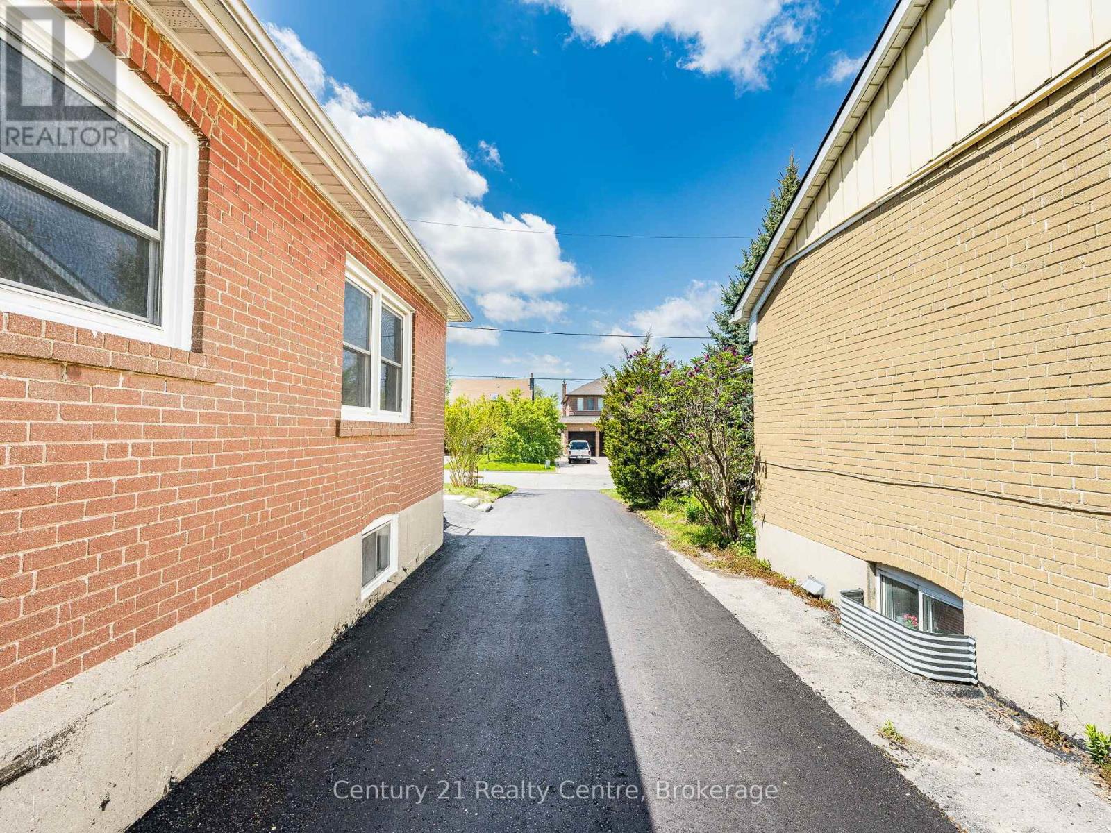 7 Sunray Crescent, Toronto, Ontario  M3M 2C4 - Photo 6 - W12166477