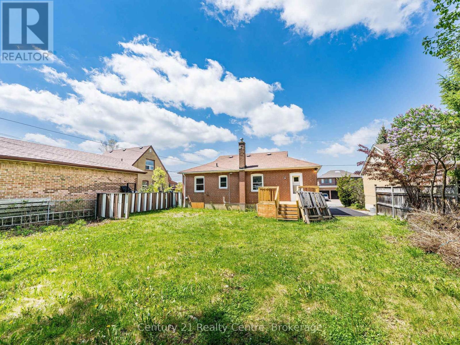 7 Sunray Crescent, Toronto, Ontario  M3M 2C4 - Photo 7 - W12166477