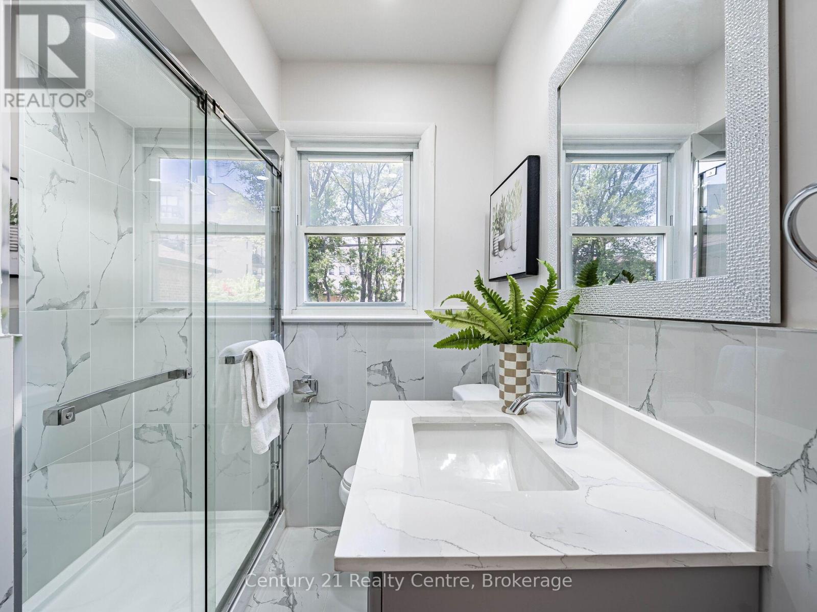 7 Sunray Crescent, Toronto, Ontario  M3M 2C4 - Photo 8 - W12166477