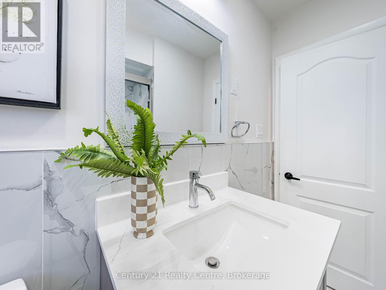 7 Sunray Crescent, Toronto, Ontario  M3M 2C4 - Photo 9 - W12166477