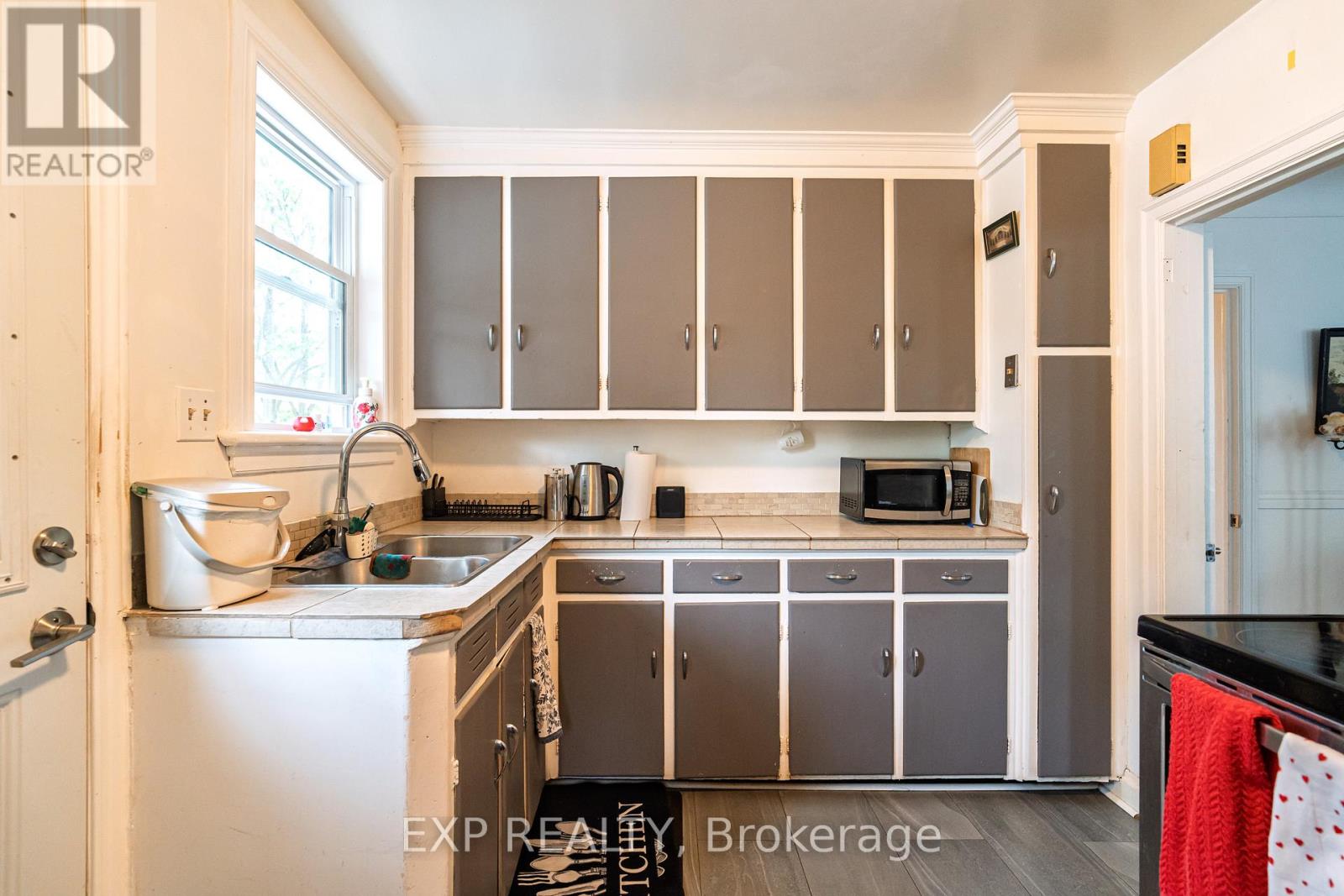 100 Dagmar Avenue, Ottawa, Ontario  K1L 5T4 - Photo 8 - X12166604