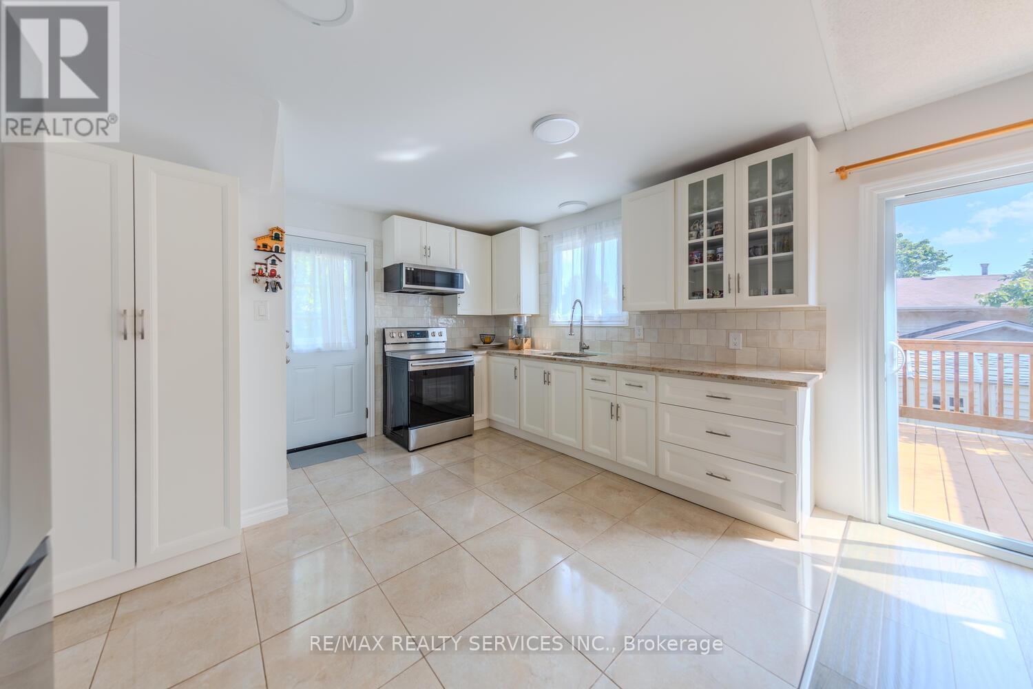 56 Raleigh Court S, Hamilton, Ontario  L8W 1H1 - Photo 8 - X12166441