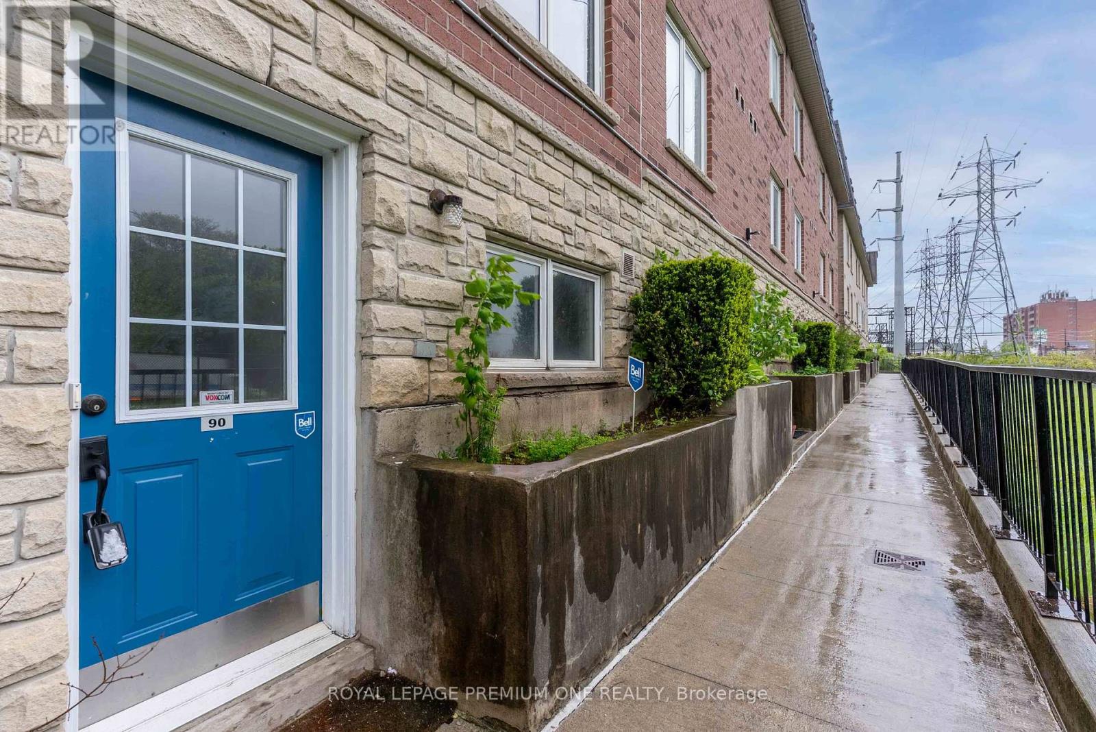 90 - 65 Turntable Crescent, Toronto, Ontario  M6H 4K8 - Photo 2 - W12166612