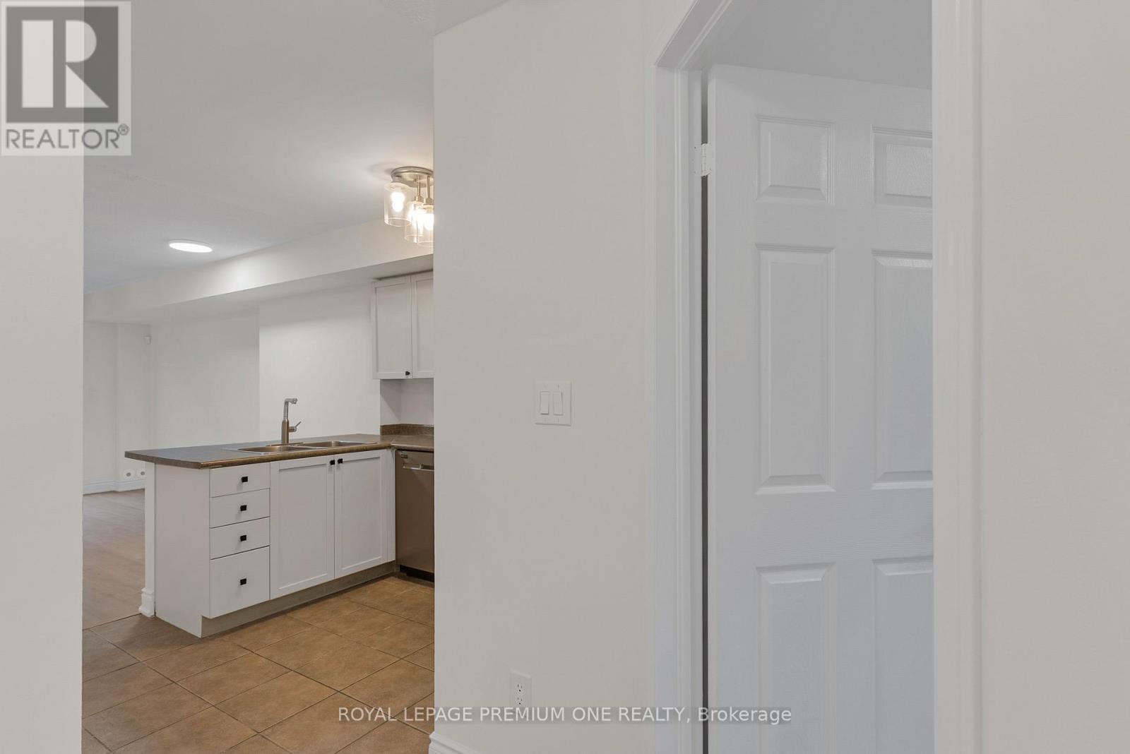 90 - 65 Turntable Crescent, Toronto, Ontario  M6H 4K8 - Photo 6 - W12166612