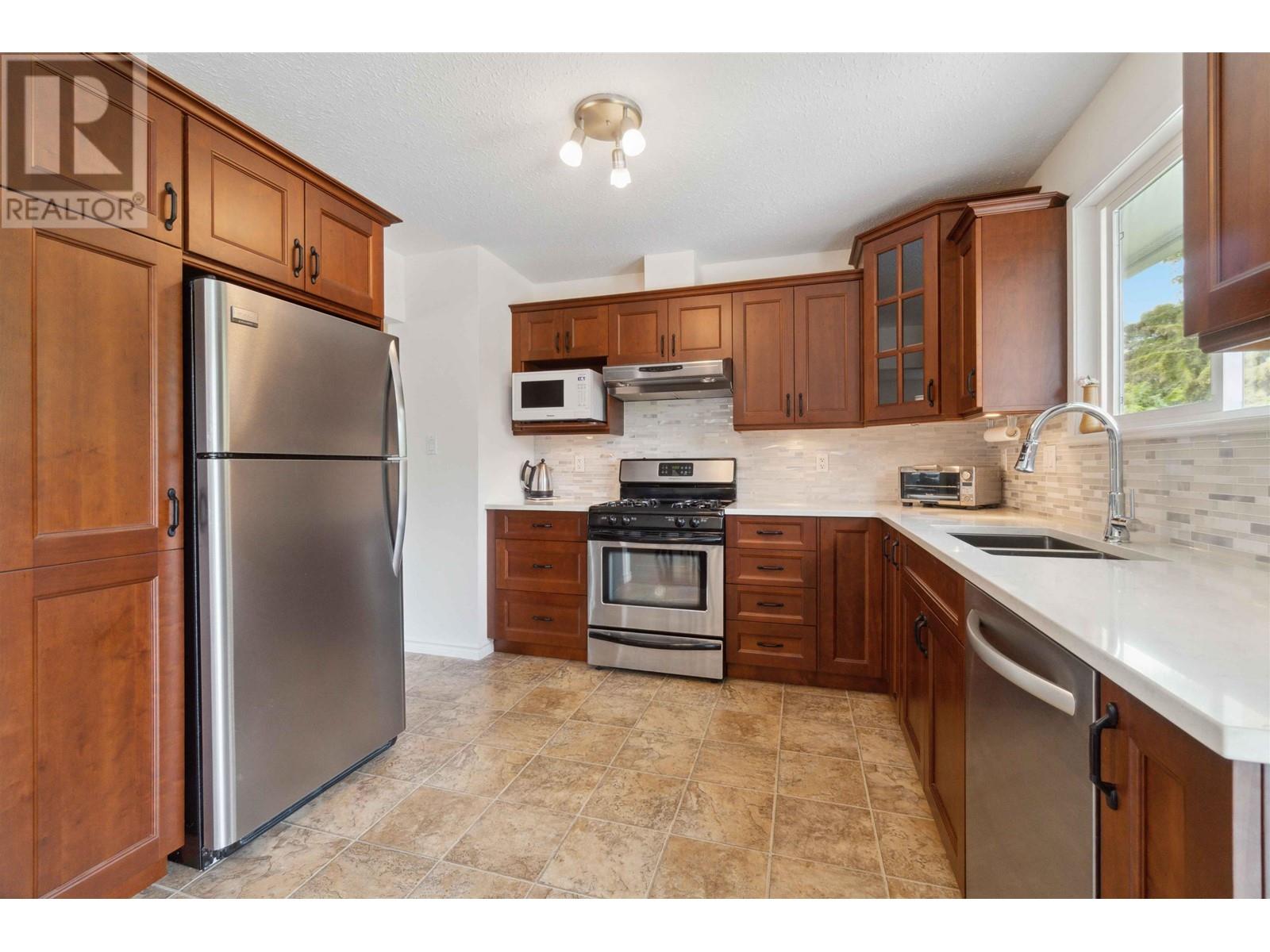 899 Spence Avenue, Coquitlam, British Columbia  V3J 4V4 - Photo 11 - R3005111