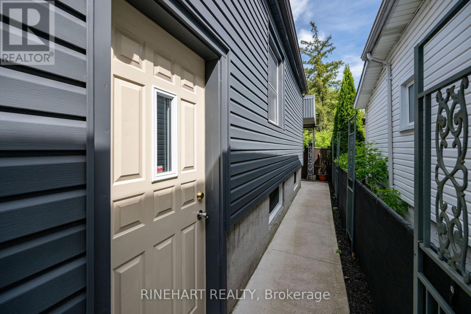 Photo 27 of 42 for 142 Emery Street E