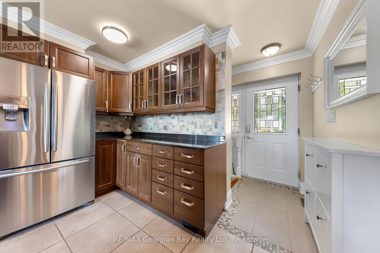 405 Champlain Road, Penetanguishene, Ontario  L9M 1S3 - Photo 3 - S12166764