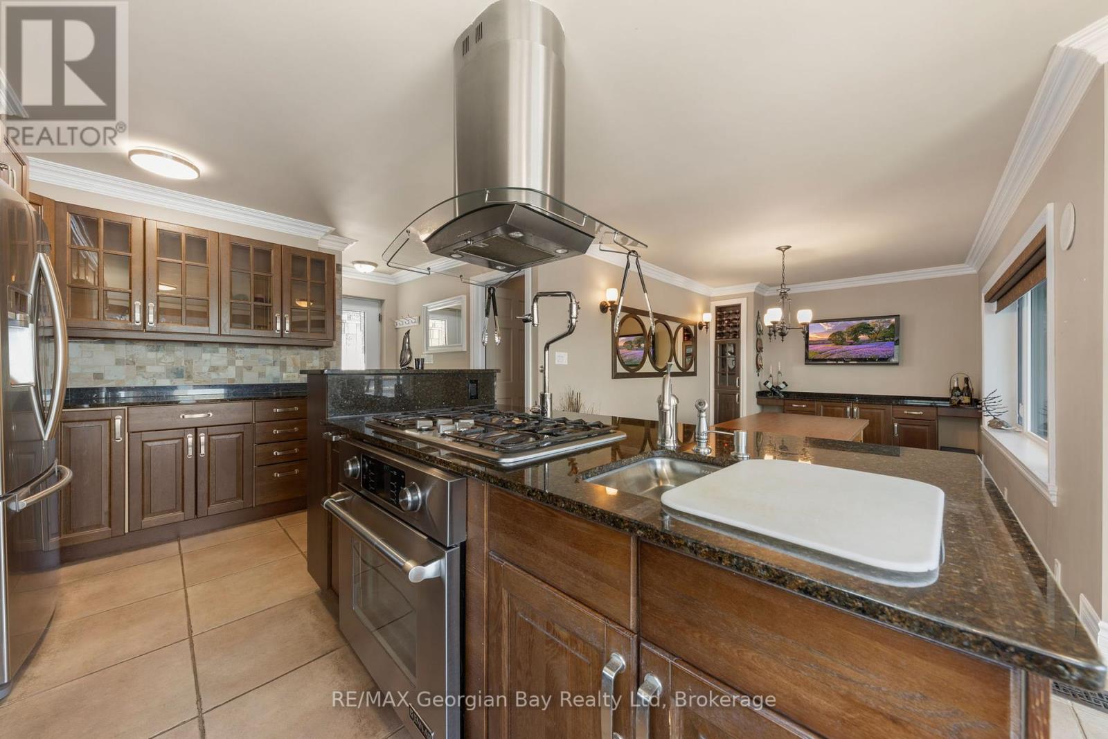 405 Champlain Road, Penetanguishene, Ontario  L9M 1S3 - Photo 5 - S12166764