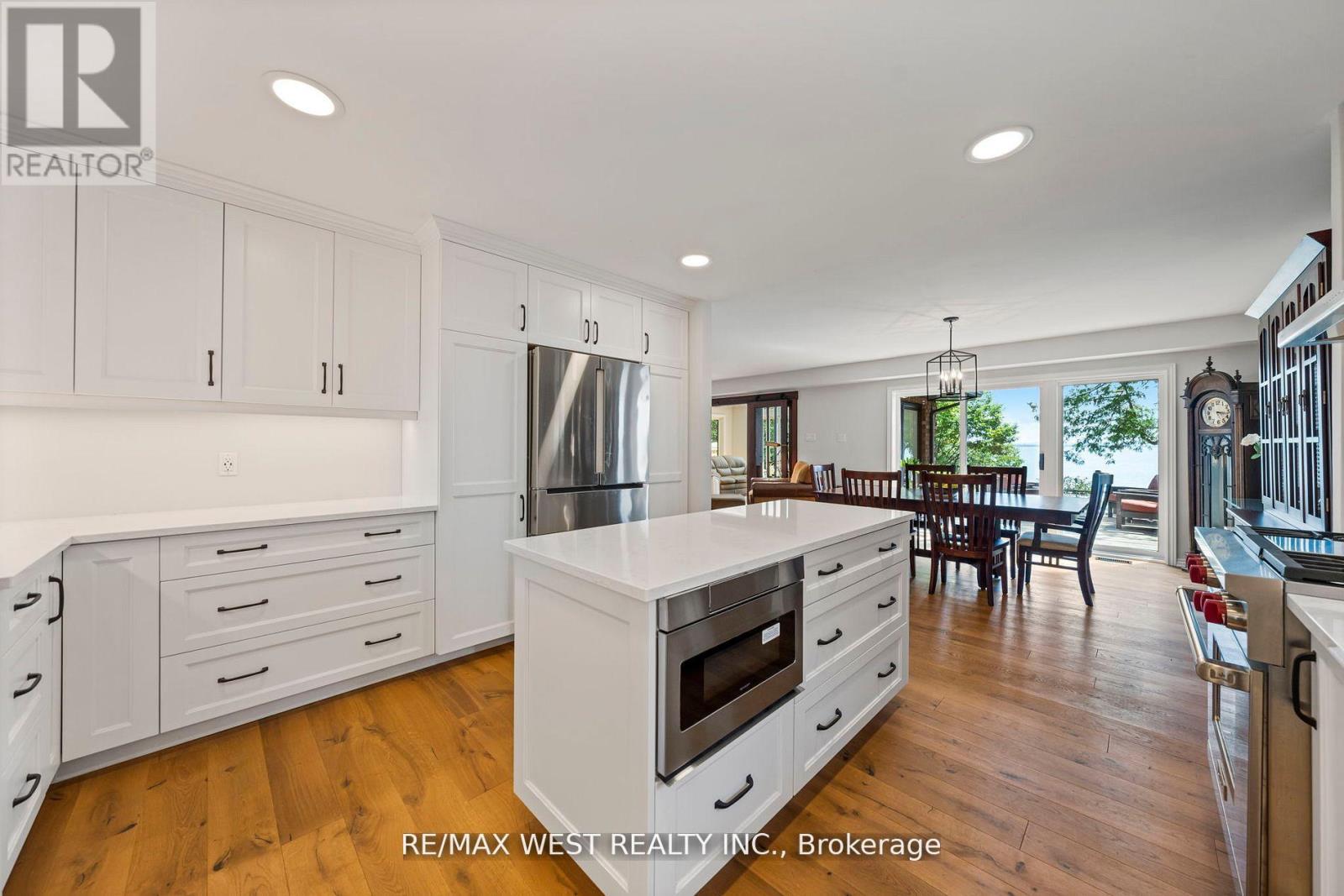 38 Willow Drive, Tiny, Ontario  L0L 1P1 - Photo 15 - S12148097