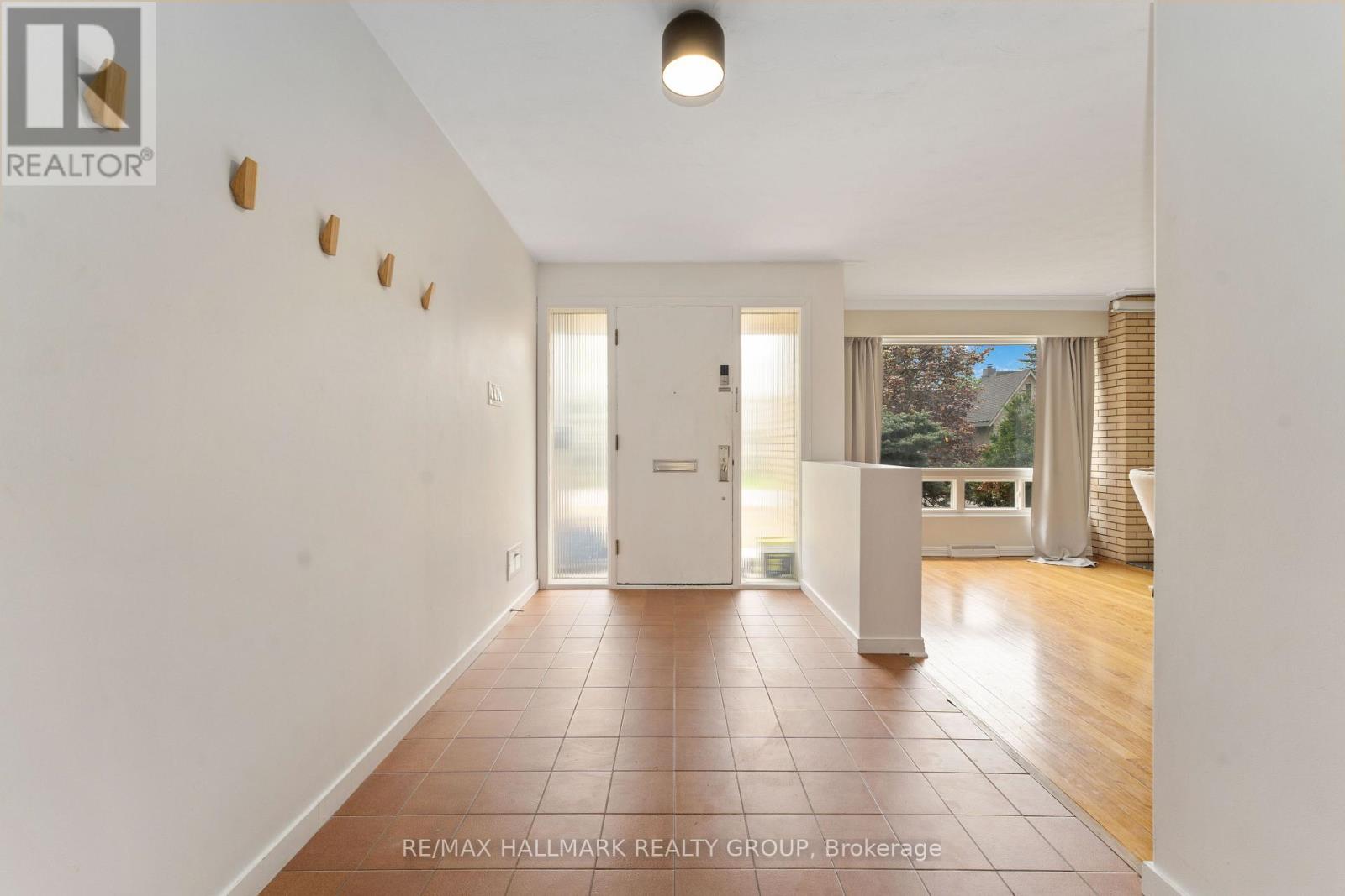 333 Roger Road, Ottawa, Ontario  K1H 5C2 - Photo 3 - X12166731