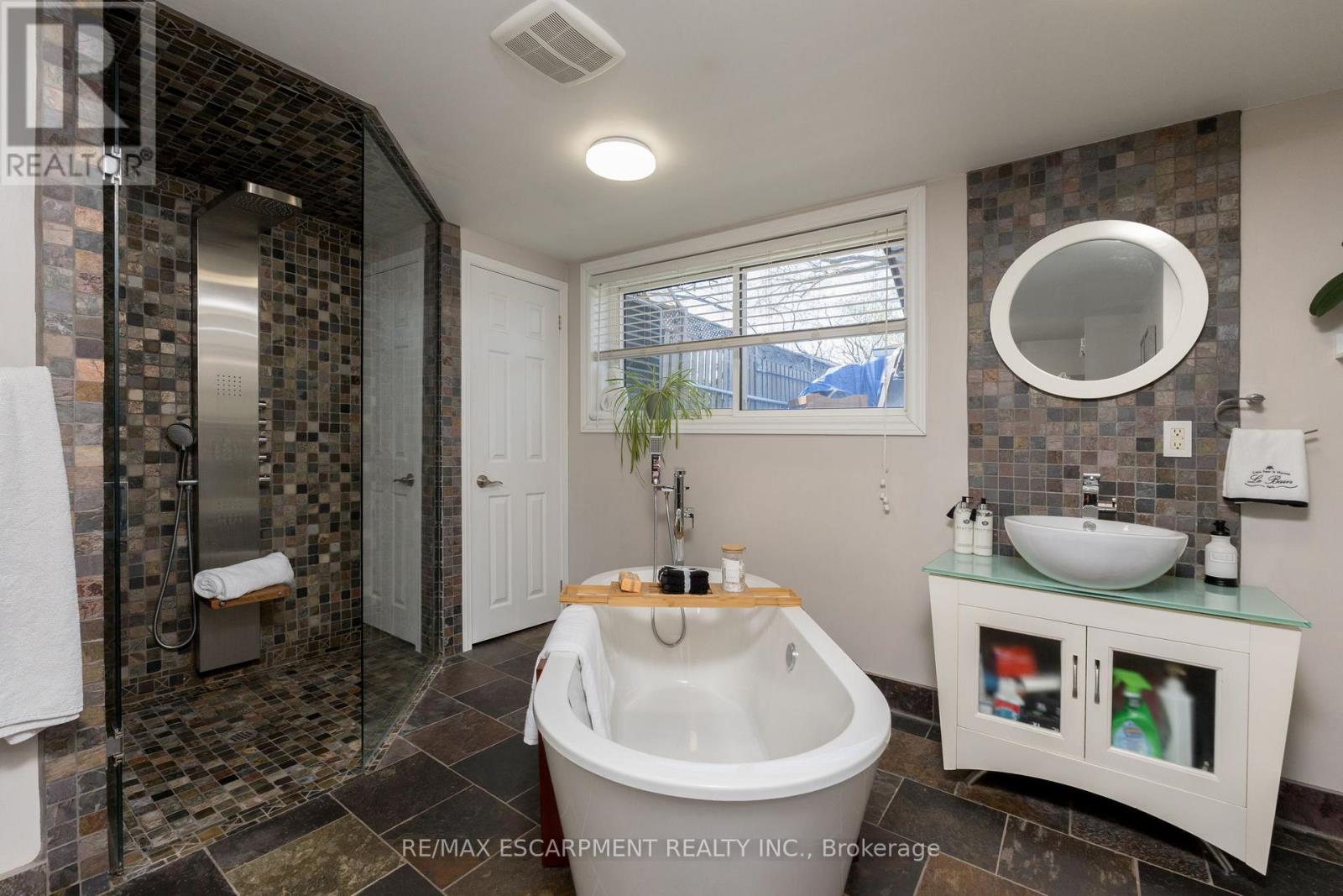 616 Blue Forest Hill, Burlington, Ontario  L7L 4H3 - Photo 26 - W12166045