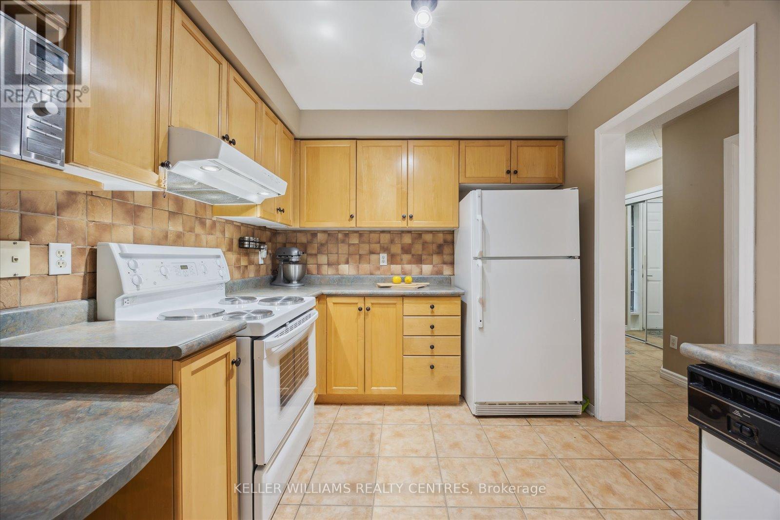 11 Snedden Avenue, Aurora, Ontario  L4G 7J6 - Photo 7 - N12166779