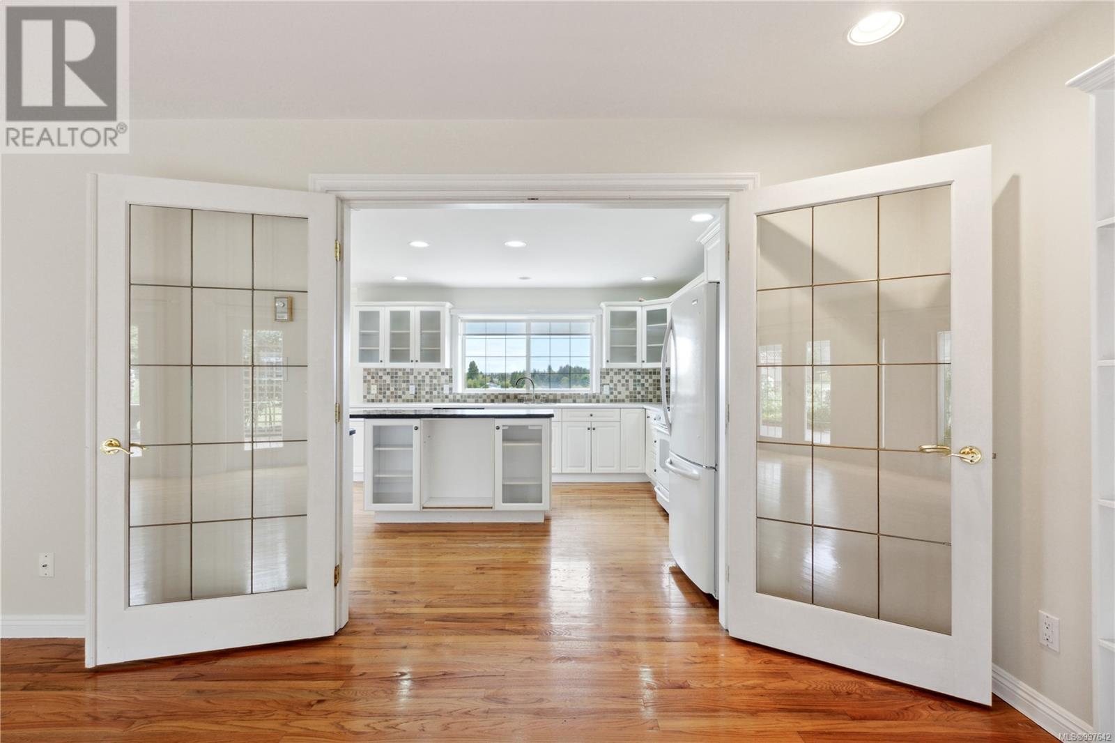 Property at 1651 Swan Cres image 3