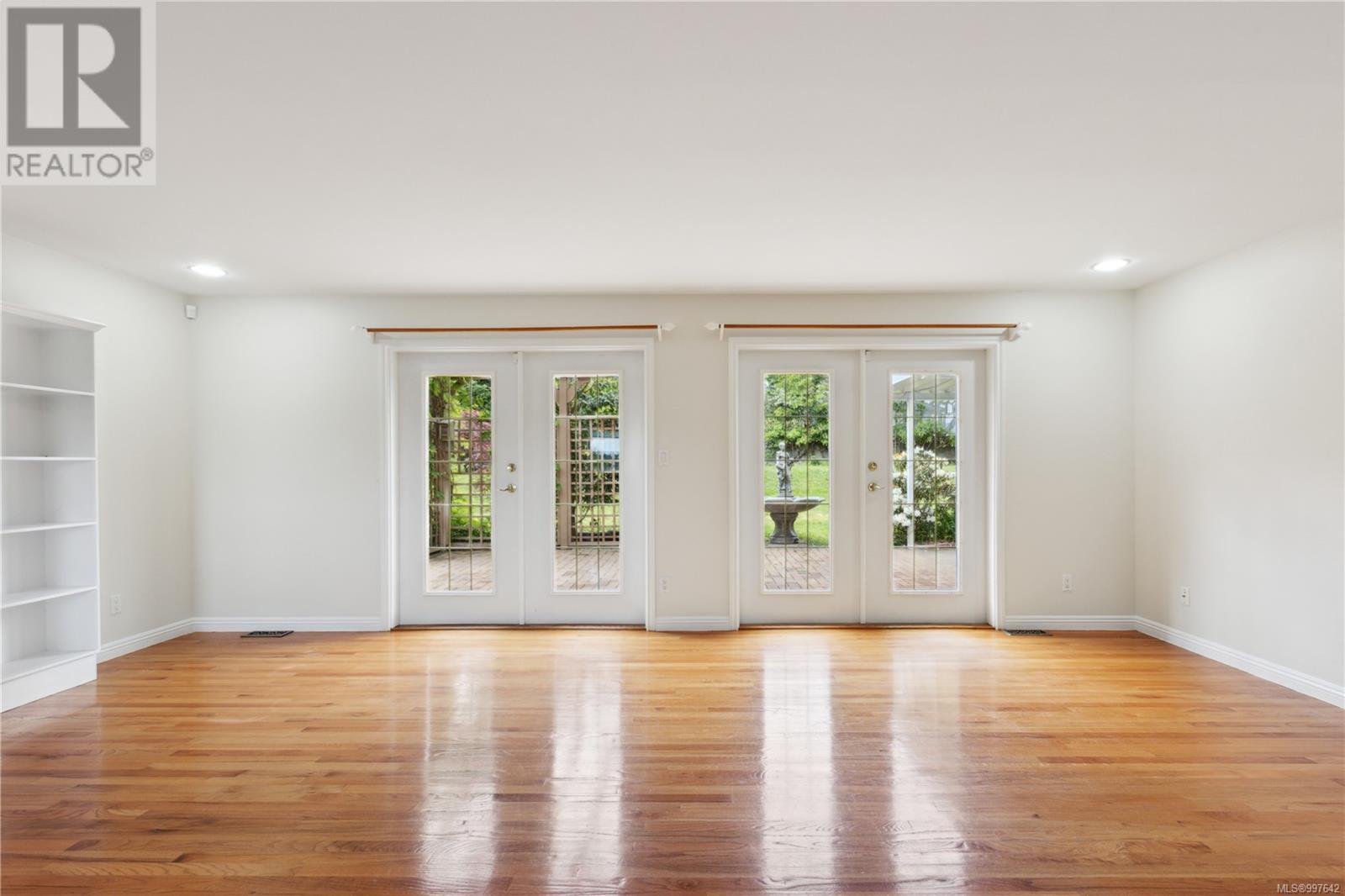 Property at 1651 Swan Cres image 5