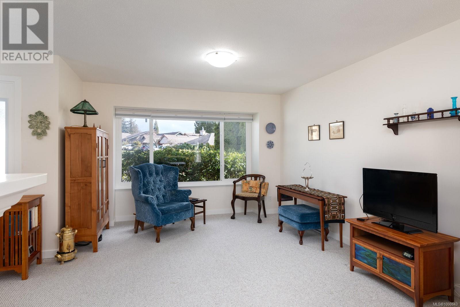 Property at 3715 Arbutus Dr N image 3