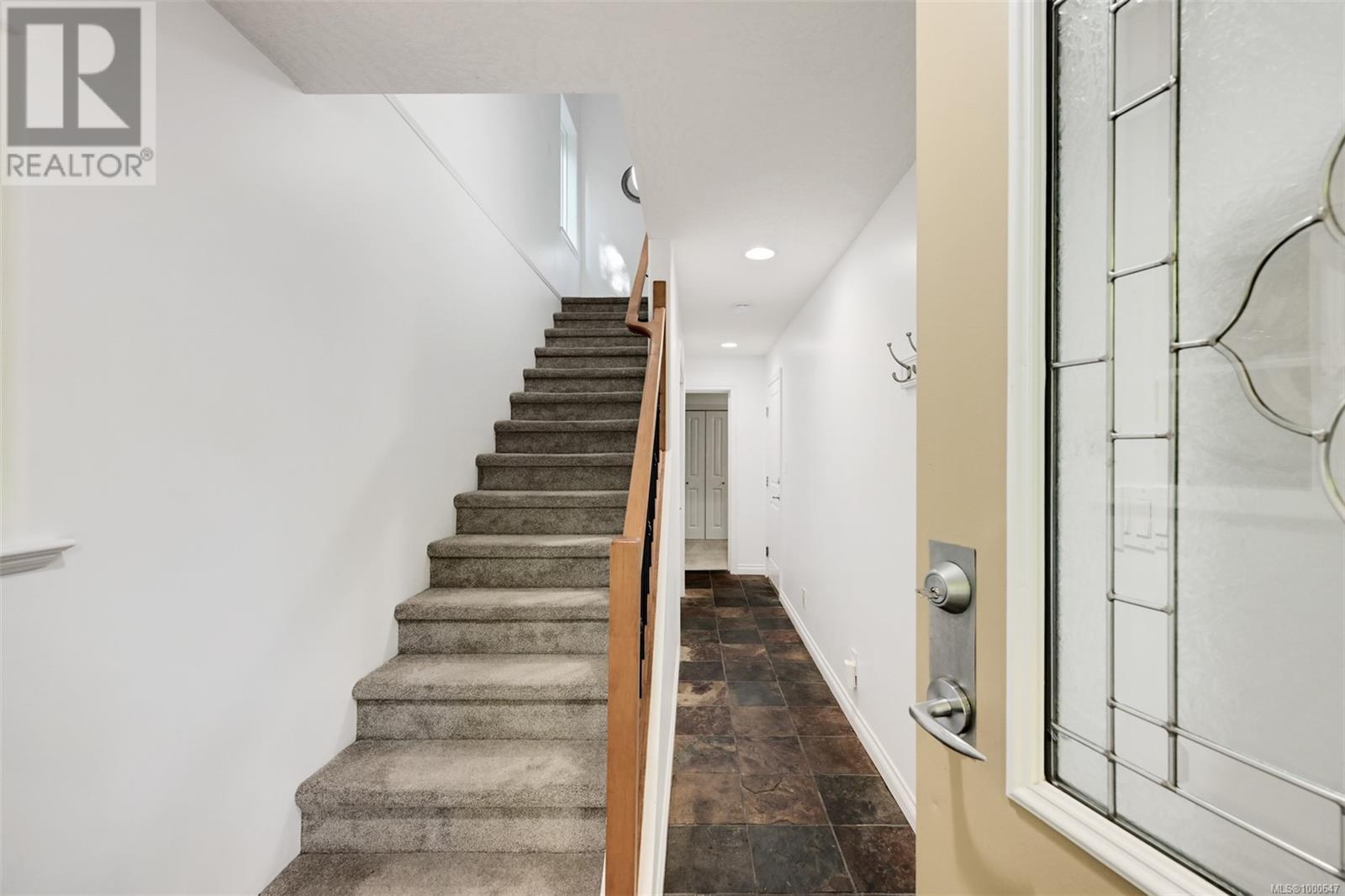 Property at 2 1405 Mallek Cres image 5