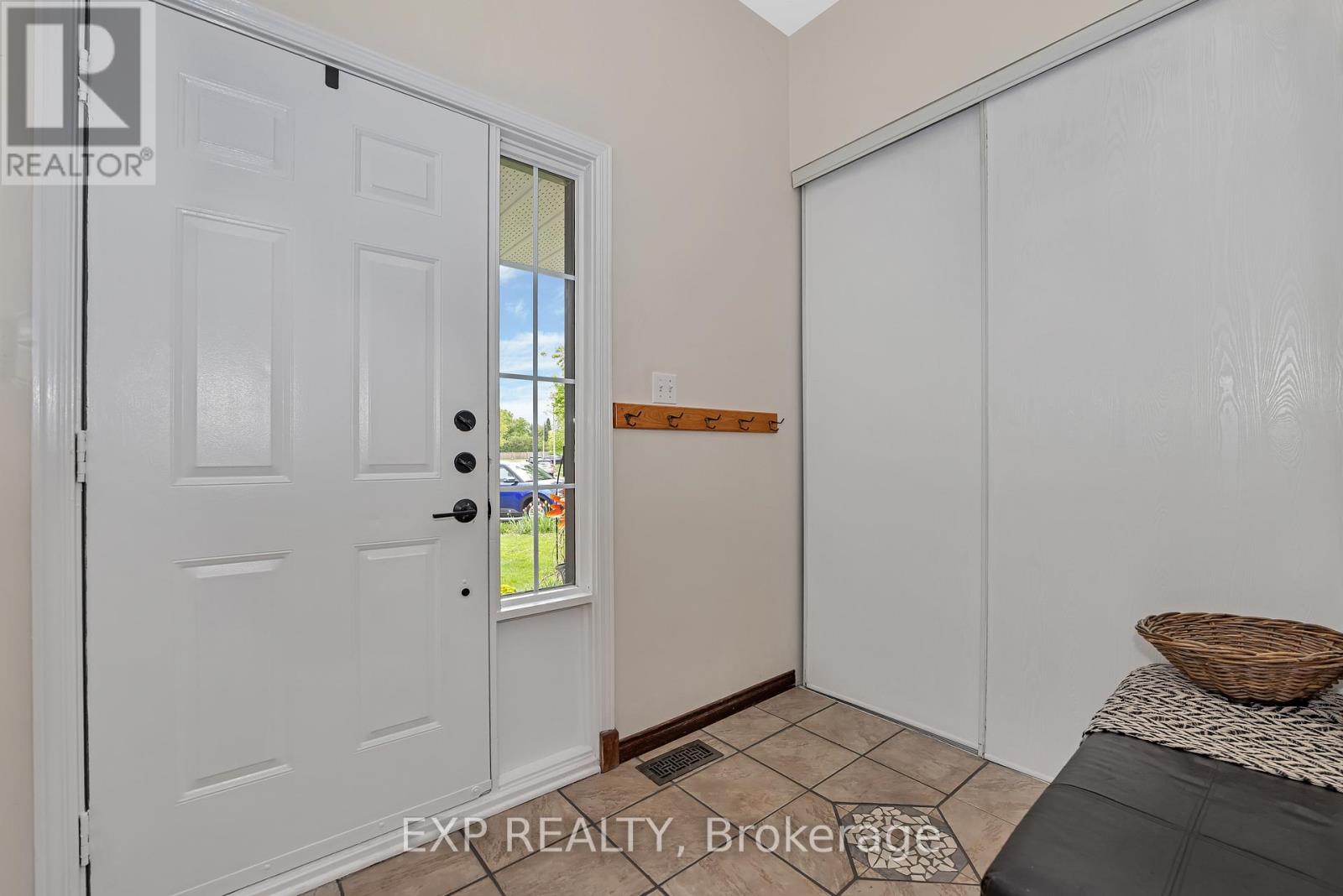 6174 Arbourwood Drive, Ottawa, Ontario  K1C 7L5 - Photo 5 - X12165981