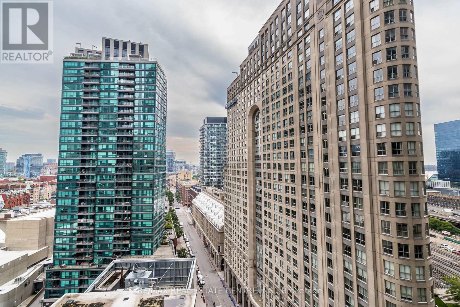1610 - 8 The Esplanade, Toronto, Ontario  M5E 0A6 - Photo 20 - C12166839
