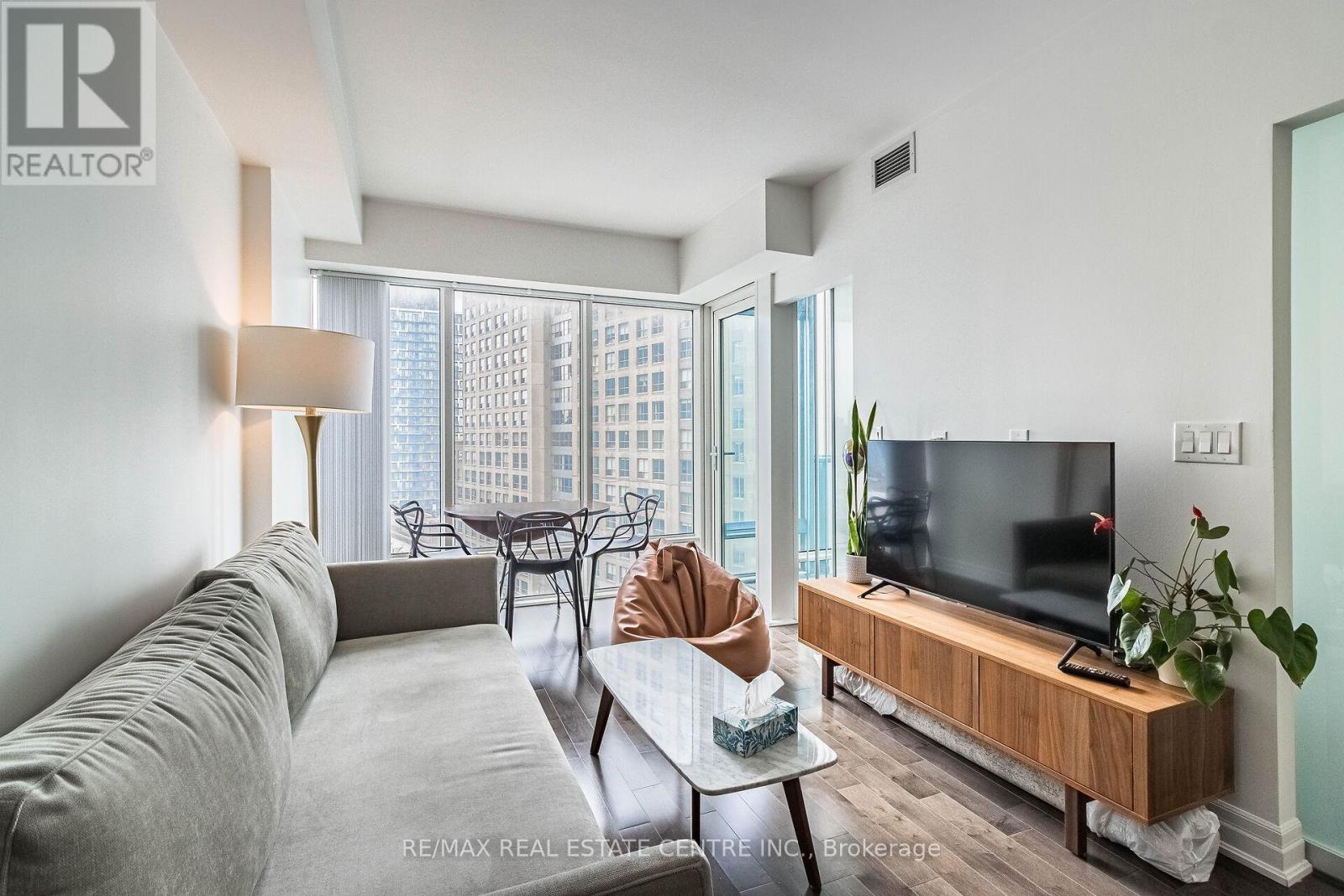 1610 - 8 The Esplanade, Toronto (Waterfront Communities), Ontario  M5E 0A6 - Photo 3 - C12166839