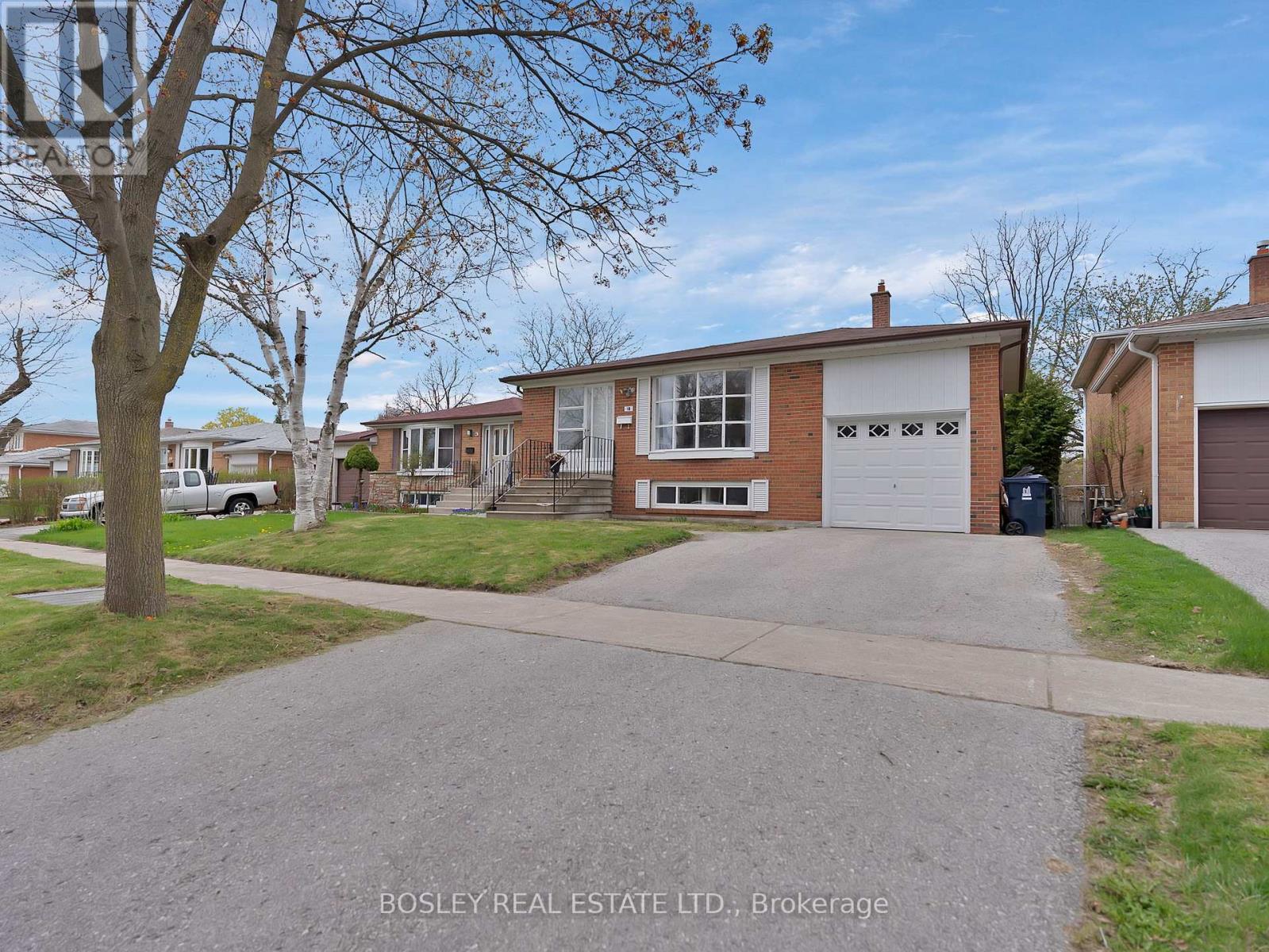 18 LEESWOOD CRESCENT, Toronto, Ontario