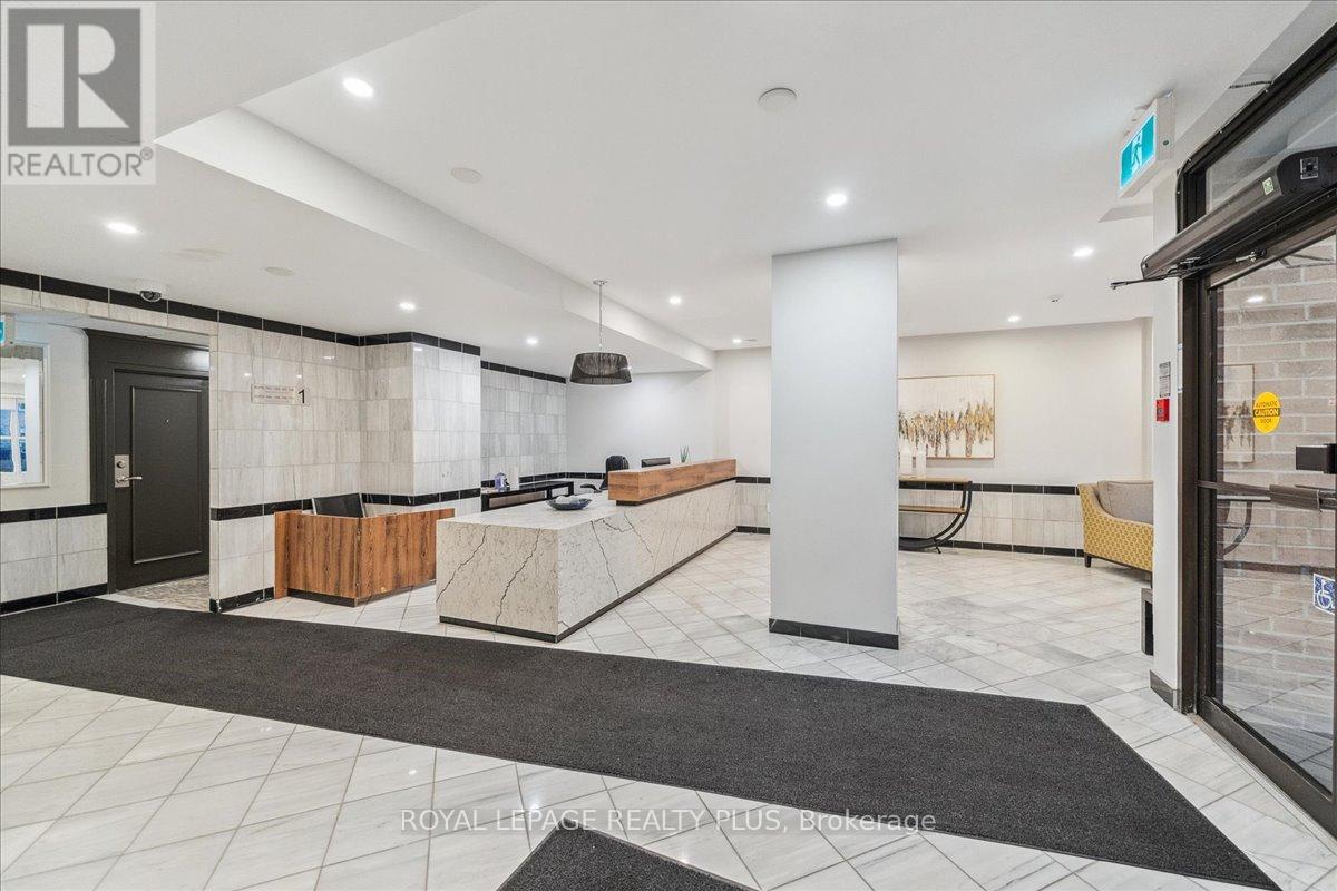 304 - 250 Davis Drive, Newmarket, Ontario  L3Y 7T7 - Photo 4 - N12166892