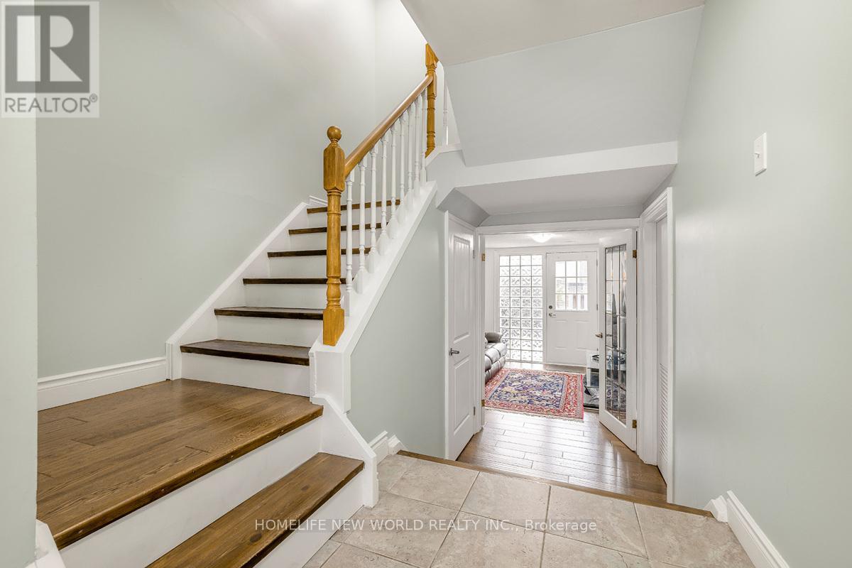 61 Poplar Crescent, Aurora, Ontario  L4G 3M4 - Photo 3 - N12166904