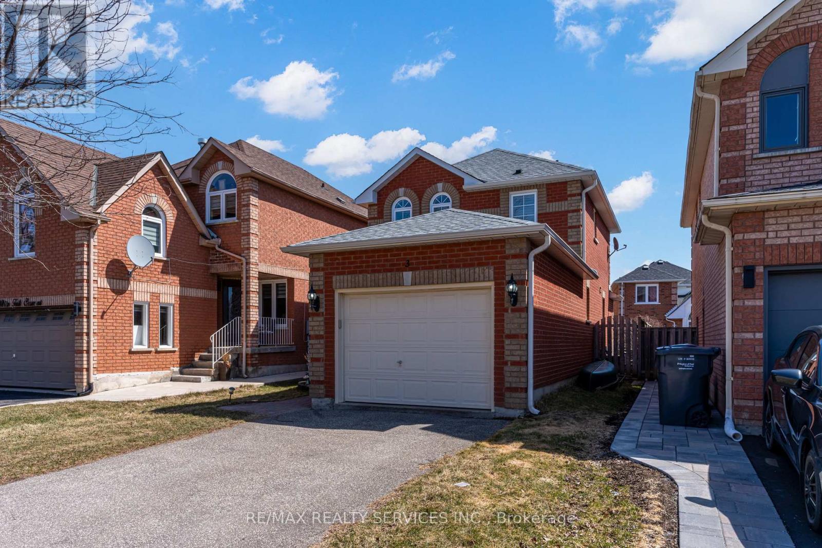 3 White Tail Crescent, Brampton, Ontario  L6Y 5C4 - Photo 2 - W12166829