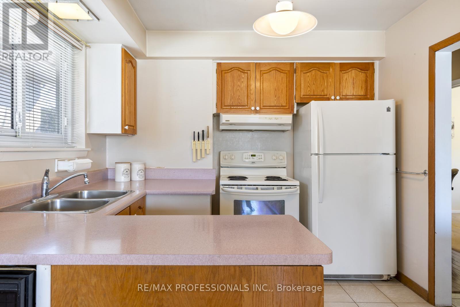 59 Wareside Road, Toronto (Etobicoke West Mall), Ontario  M9C 3B5 - Photo 13 - W12166842