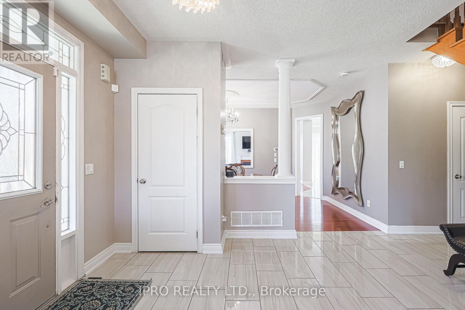 14 Martineau Road, Brampton, Ontario  L6P 1H2 - Photo 8 - W12166916