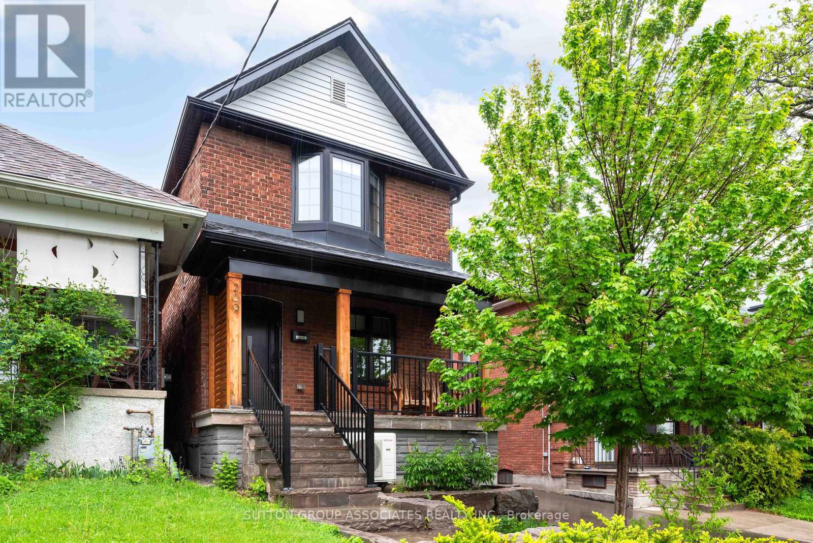 <div class="slider-price">$1,789,000</div><p>209 Atlas Avenue, Toronto, Ontario</p>