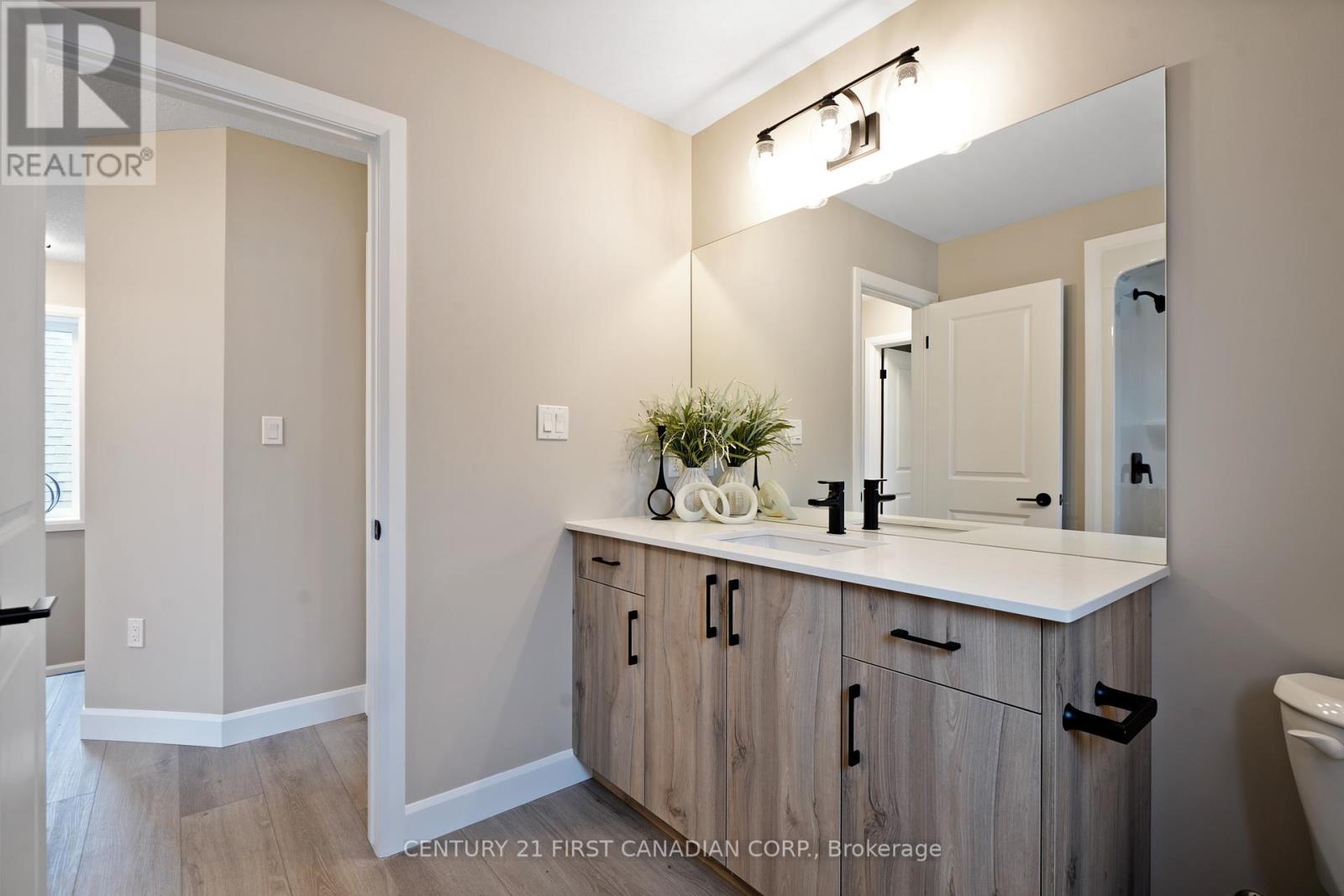 78 Queen Street, North Middlesex (Alisa Craig), Ontario  N0M 1A0 - Photo 33 - X12167098