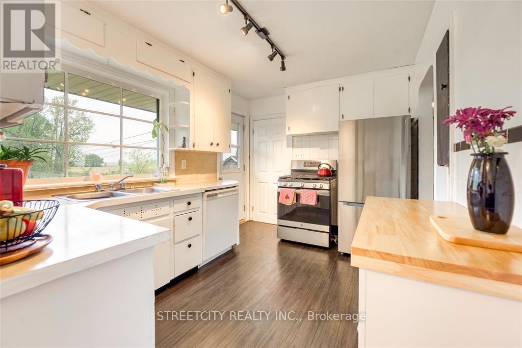 8113 Lisgar Street, Brooke-Alvinston, Ontario  N0N 1A0 - Photo 11 - X12167128