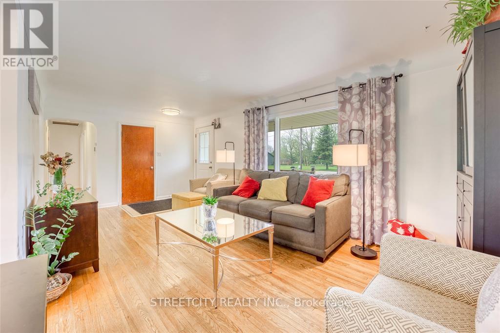 8113 Lisgar Street, Brooke-Alvinston, Ontario  N0N 1A0 - Photo 6 - X12167128