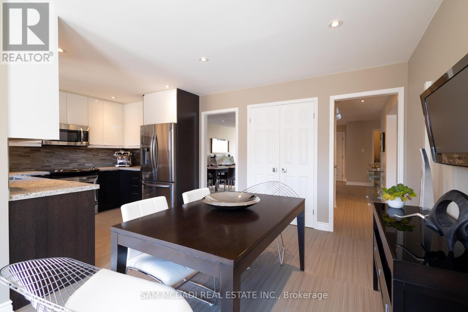 1555 Sir Monty's Drive, Mississauga, Ontario  L5N 4N8 - Photo 8 - W12127893