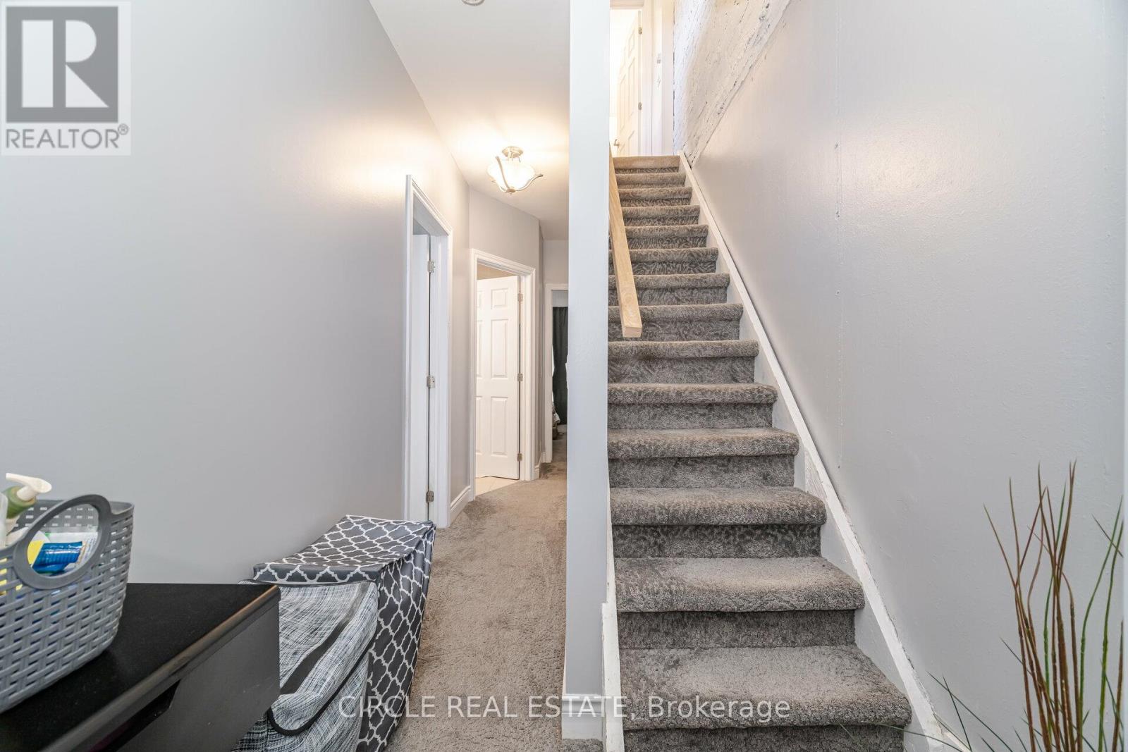 31 Wentworth Street N, Hamilton (Landsdale), Ontario  L8L 5V2 - Photo 14 - X12167029