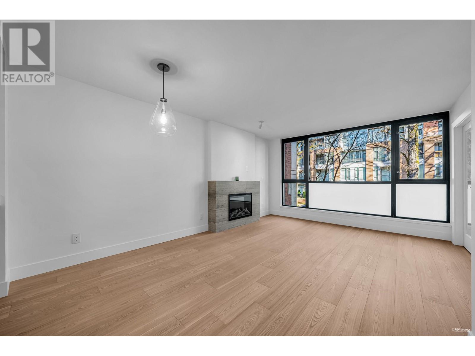 Listing Picture 16 of 35 : 202 2036 W 10TH AVENUE, Vancouver / 溫哥華 - 魯藝地產 Yvonne Lu Group - MLS Medallion Club Member