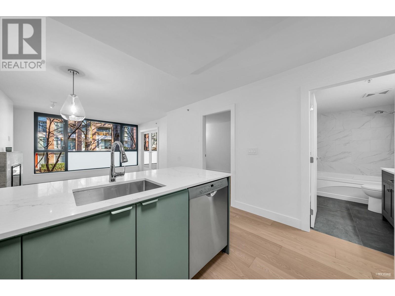 Listing Picture 11 of 35 : 202 2036 W 10TH AVENUE, Vancouver / 溫哥華 - 魯藝地產 Yvonne Lu Group - MLS Medallion Club Member