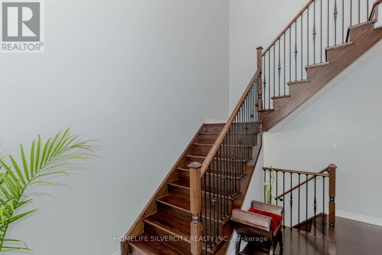 122 Squire Ellis Drive, Brampton, Ontario  L6P 4J4 - Photo 5 - W12167161