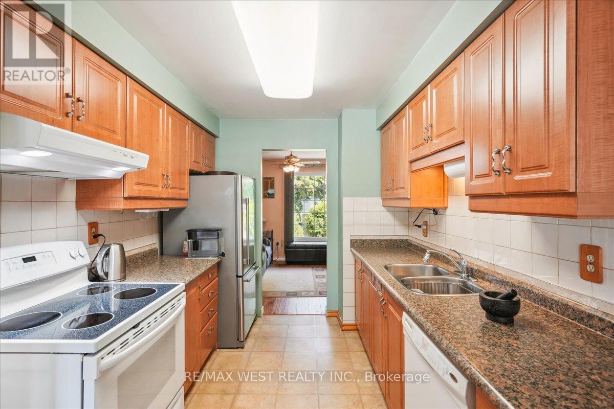74 Horton Crescent, Brampton, Ontario  L6S 5H6 - Photo 4 - W12167175