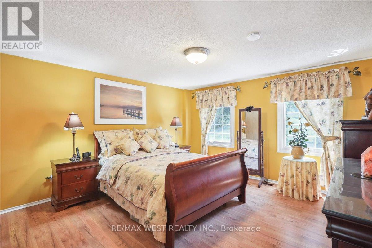 74 Horton Crescent, Brampton, Ontario  L6S 5H6 - Photo 5 - W12167175