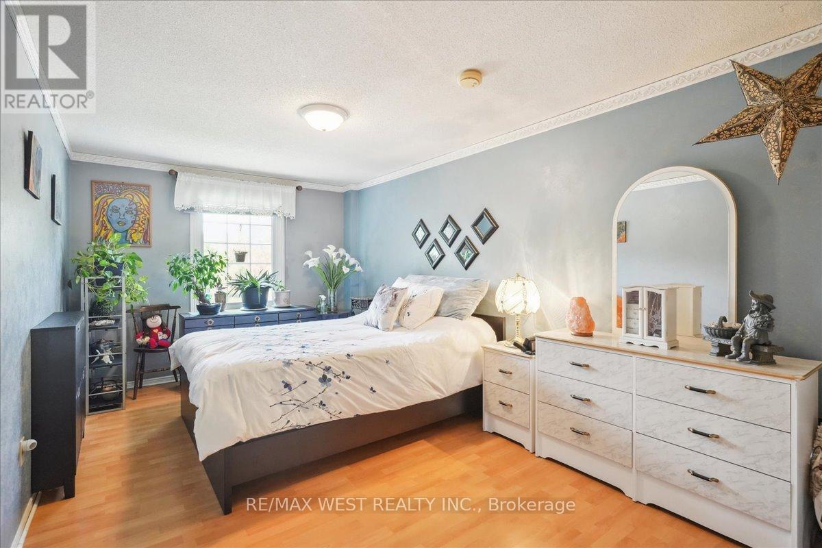74 Horton Crescent, Brampton, Ontario  L6S 5H6 - Photo 6 - W12167175