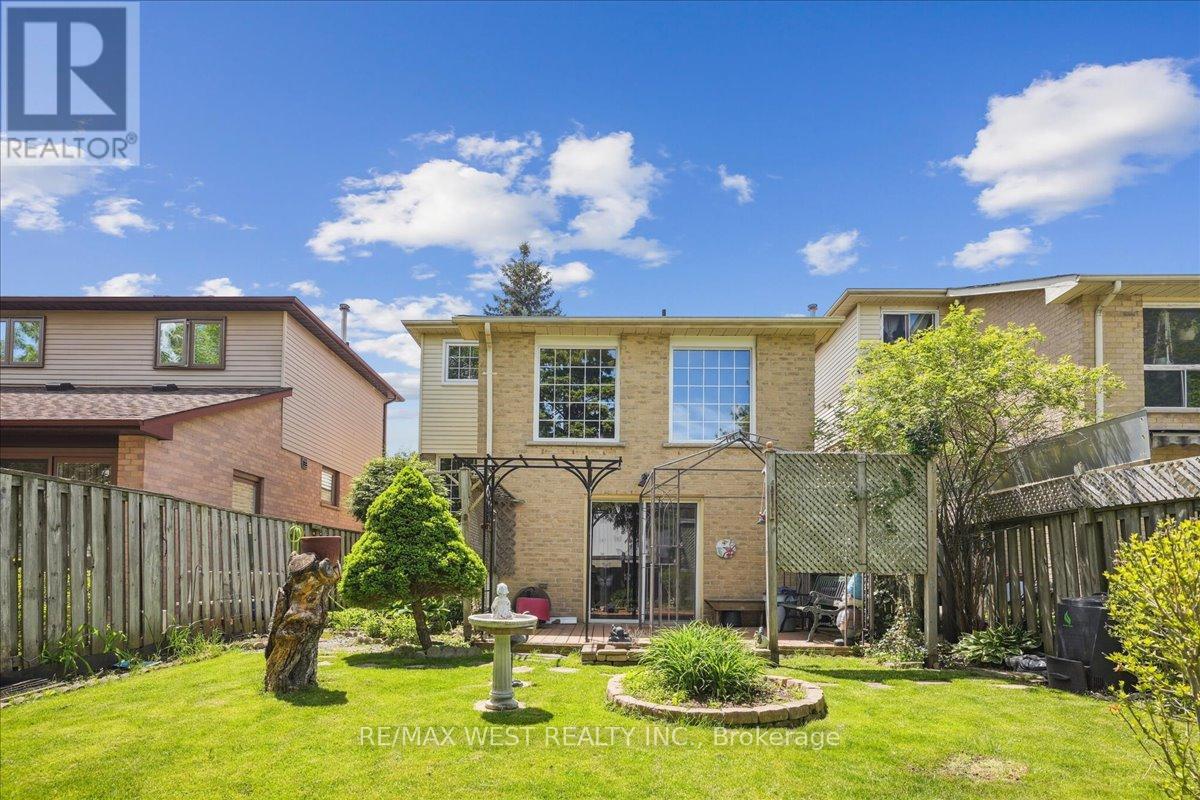 74 Horton Crescent, Brampton, Ontario  L6S 5H6 - Photo 7 - W12167175