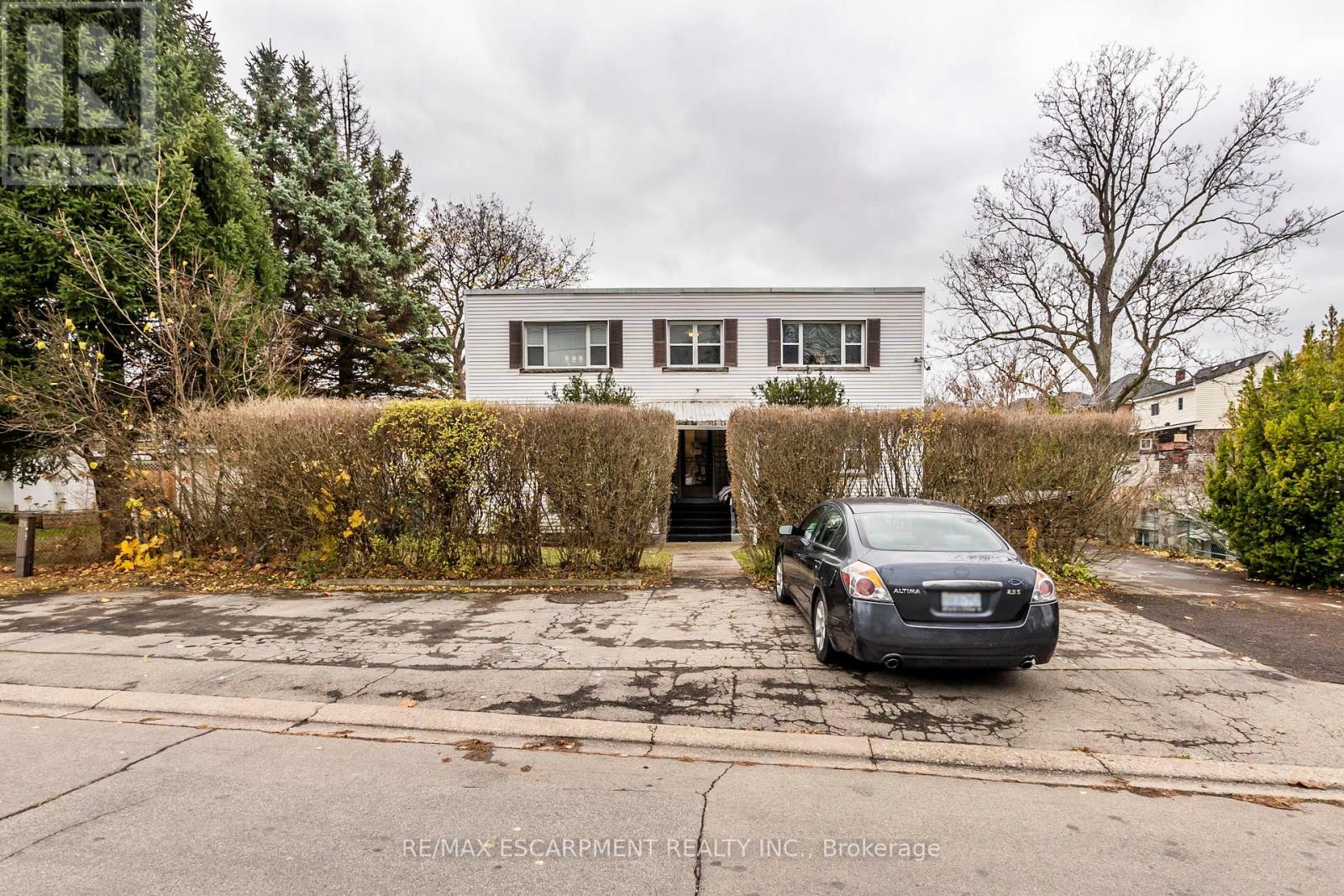 13 Mcmaster Avenue, Welland, Ontario  L3B 3S6 - Photo 5 - X12135582