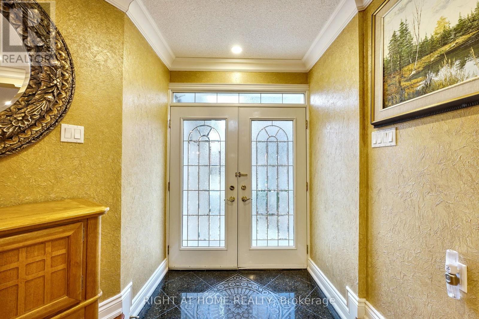 18 Chip Court, Richmond Hill, Ontario  L4C 9G3 - Photo 5 - N12152252