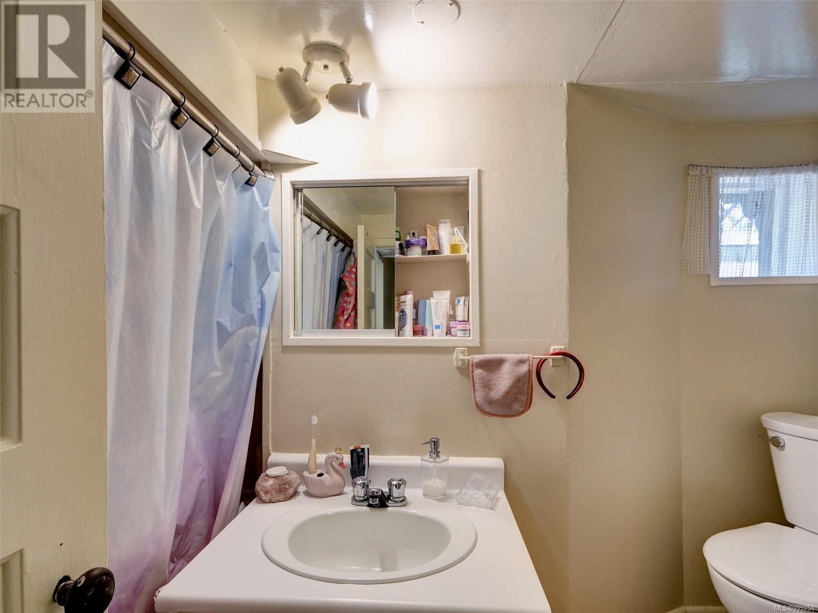 516 Su'it St, Victoria, British Columbia  V8V 4C4 - Photo 37 - 999254