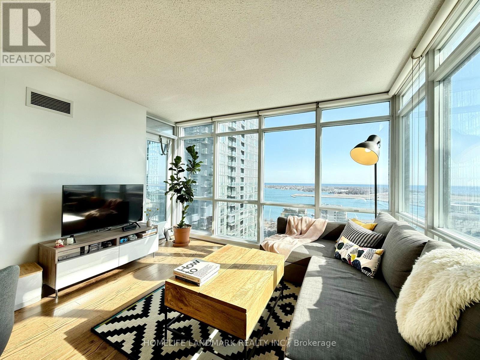 <div class="slider-price">$950,000</div><p>2610 - 15 Fort York Boulevard, Toronto, Ontario</p>